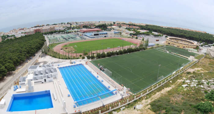 Ni tränar i första hand på fina naturgräsplaner. Allt träningsmaterial ingår. Önskar ni träningsmatcher så löser vår lokala kontakt detta utan problem