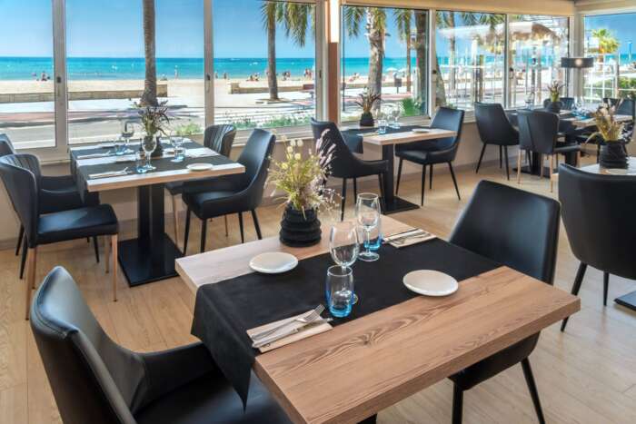 Hotellets restaurang har underbar havsutsikt