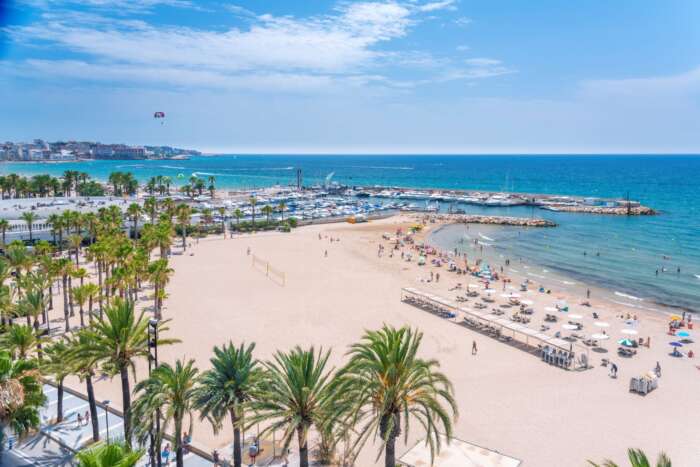 Salou ligger på den vackra Costa Dorada, känd för sina lugna turkosa vatten och långa härliga stränder