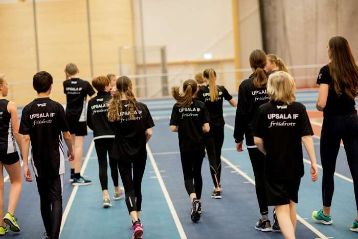 Träning sker inomhus i IFU Arena eller utomhus på Uppsala Friidrottsarena