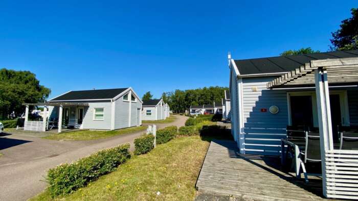 Ni bor i mycket fina 5-bäddsstugor på superfina First Camp Råå Vallar