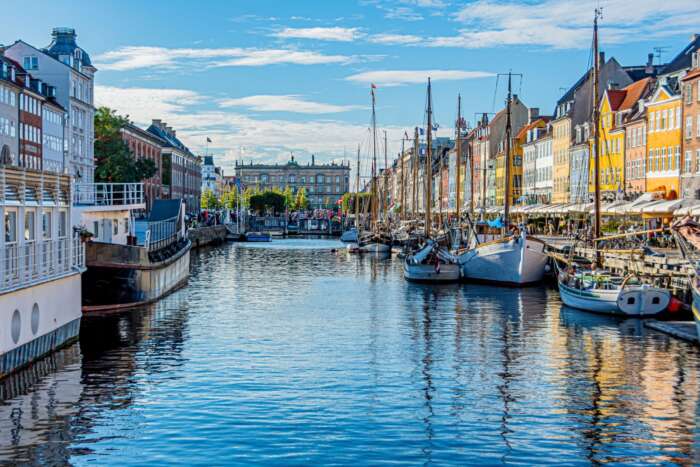 Upptäck Köpenhamns kanaler, Strøget och stadens avslappnade atmosfär mellan matcherna