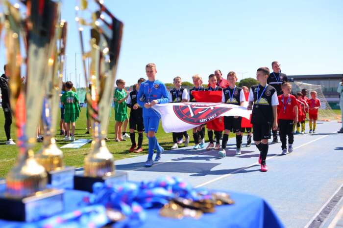 Invigningen bjuder på musik, flaggor och härlig internationell stämning vid Medelhavet