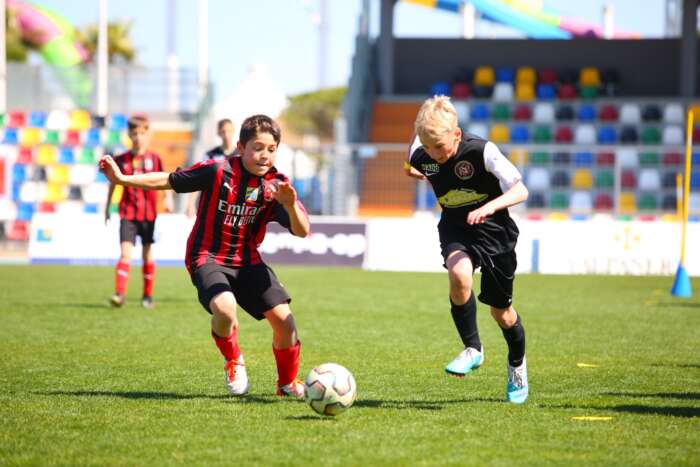 Matcher på moderna arenor med både natur- och konstgräs – fotbollsglädje på hög nivå!