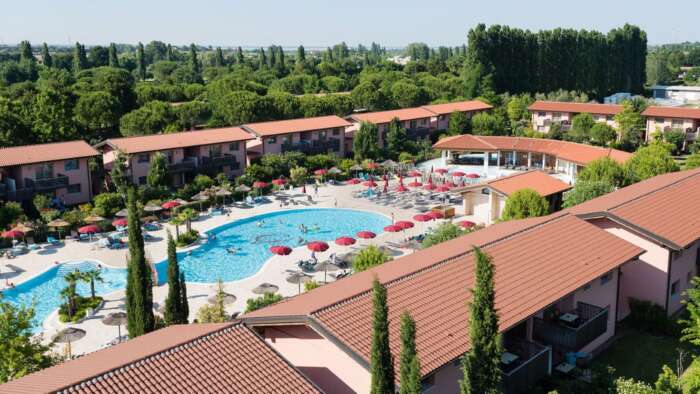 Bo bekvämt på resort med pooler, restauranger och solstolar – perfekt för återhämtning mellan matcherna