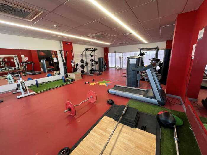 Smidigt gym på arenan – perfekt för kompletterande styrka och rörlighetsträning under lägret