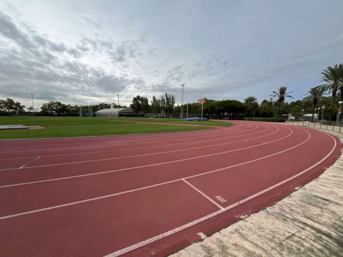 Komplett anläggning med kast, hopp och 400-metersbana – gångavstånd från boendet