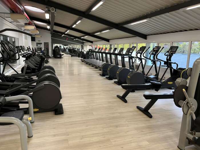 Modernt gym med bra utrustning för styrka, rörlighet och kompletterande träning