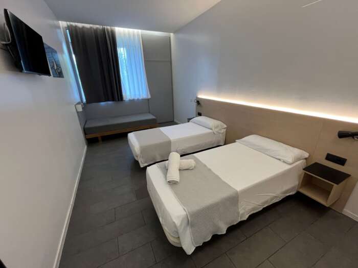 Ljusa och funktionella rum på Centre Esplai Albergue med helpension inkluderat