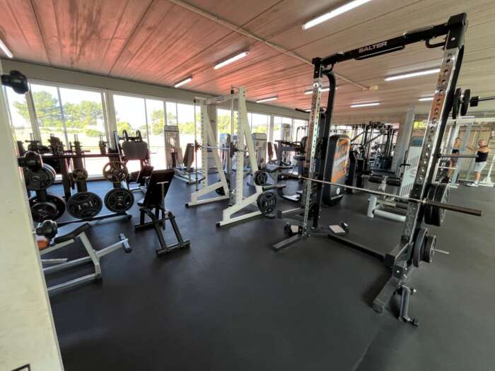 Modernt gym vid arenan med utrustning för styrka och kompletterande träning