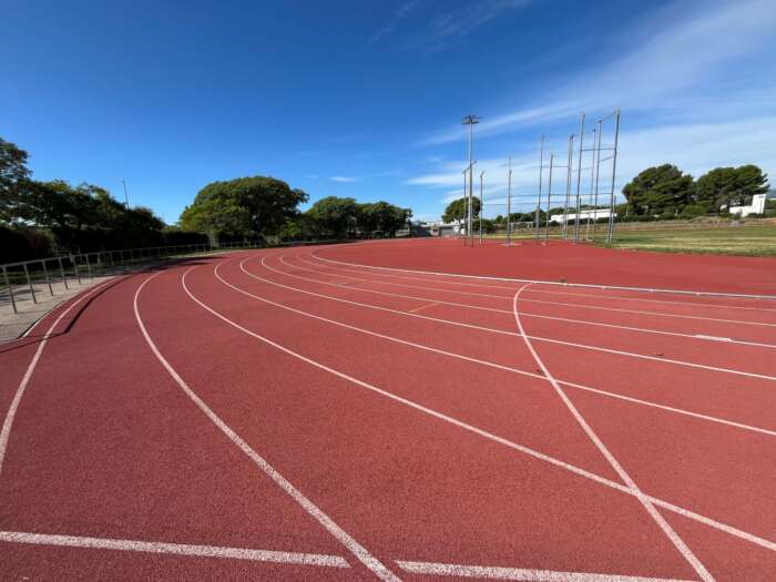 Löparbanorna på Cambrils friidrottsarena – idealiska för sprint, teknik och intervaller i solen