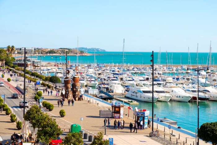 Den livliga marinan i Cambrils med restauranger, promenadstråk och närhet till havet