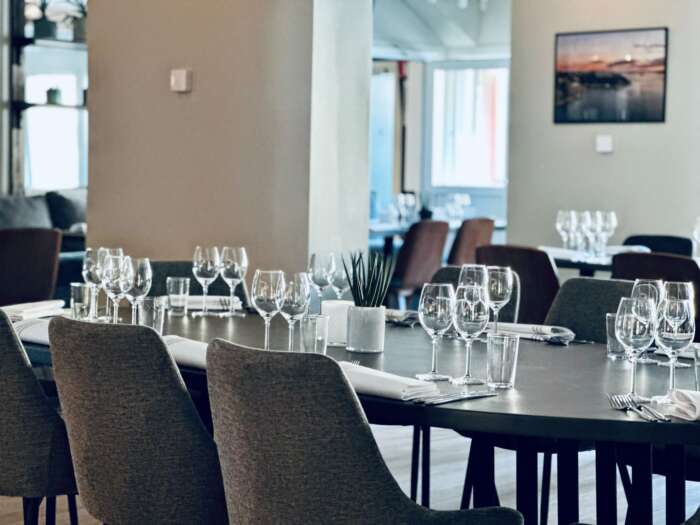 Alla måltider sker i den moderna restaurangen