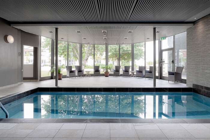 Koppla av i hotellets pool mellan träningspassen